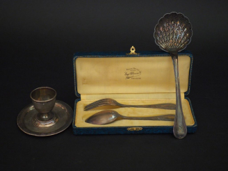 Vente aux enchères Ensemble comprenant :  - un coquetier de style Louis XVI en argent, po
