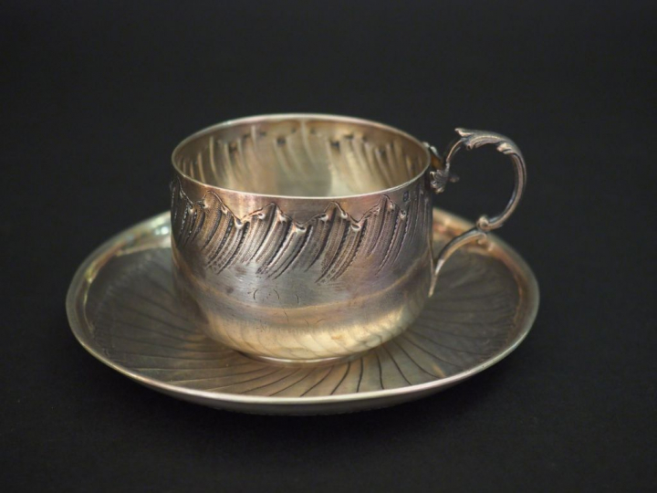 Tasse et sa sous-tasse de style Louis XV en argent, poinçon Minerve, à