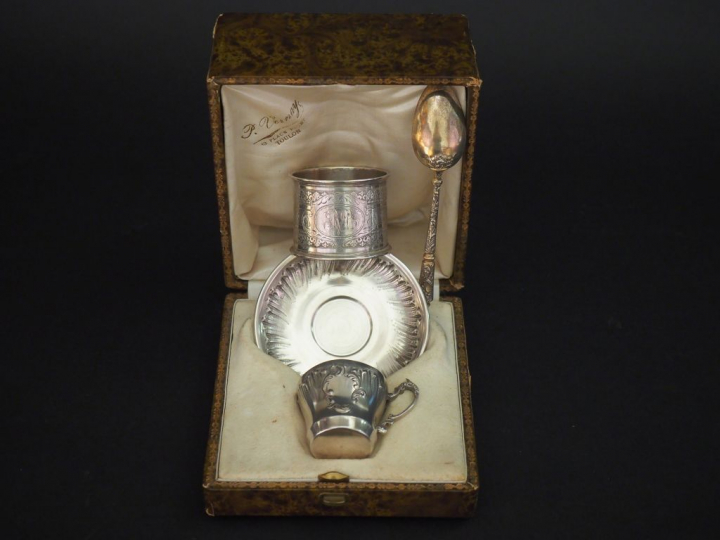 Petite tasse et sa sous-tasse Napoléon III en argent, poinçon Minerve,