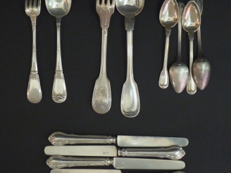 Vente aux enchères Ensemble comprenant :  - un couvert de naissance de style Louis XVI en