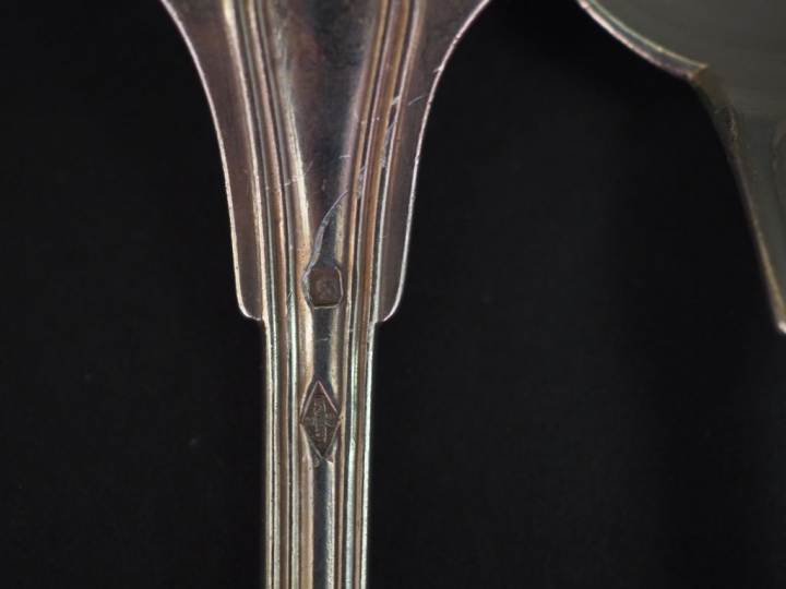 Ensemble comprenant :  - un couvert de naissance de style Louis XVI en