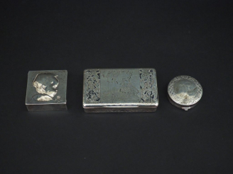 Vente aux enchères Ensemble comprenant :  - une boite rectangulaire en argent, à décor ni