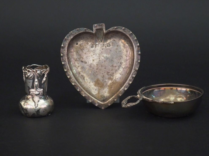 Ensemble comprenant :  - un petit vase de style Art Nouveau en argent,