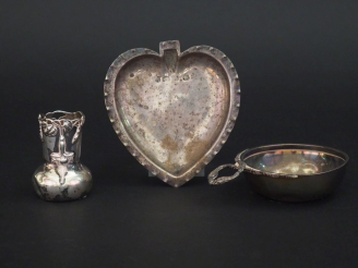 Vente aux enchères Ensemble comprenant :  - un petit vase de style Art Nouveau en argent,
