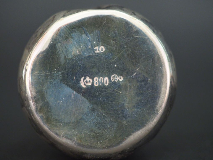 Ensemble comprenant :  - un petit vase de style Art Nouveau en argent,