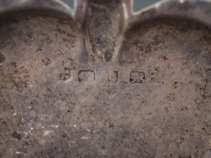 Ensemble comprenant :  - un petit vase de style Art Nouveau en argent,