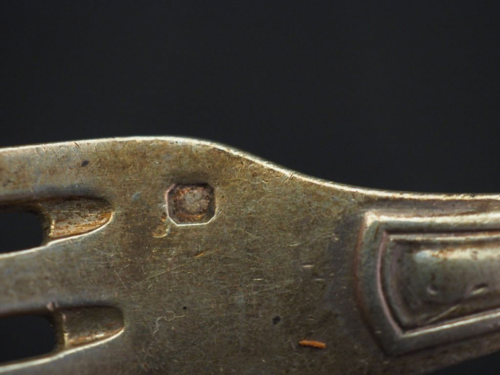 Ensemble comprenant :  - une passette à thé de style Louis XVI en arge