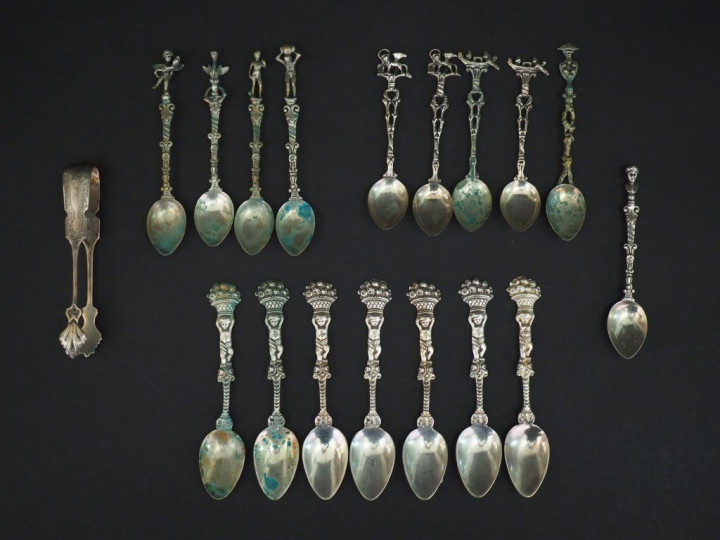 Ensemble comprenant trois différentes série de cuillères décoratives à