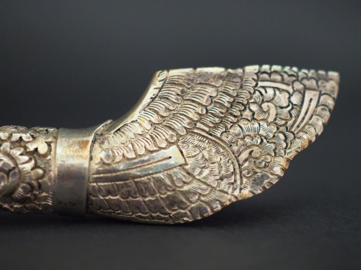 Cuillère de service en argent etranger bas-titre, à décor de fleurs. L