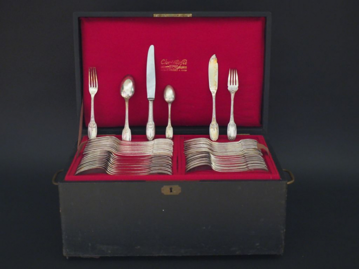 CHRISTOFLE Ménagère de style Louis XVI en métal argenté, à décor de gu