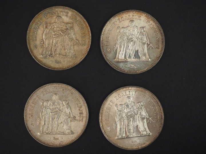 Ensemble comprenant :  - quatre pièces de 50 Francs en argent, 1974, 1