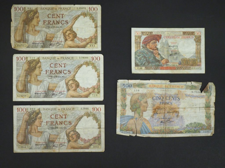 5 billets dont 500 francs, 50 francs et 100 francs.