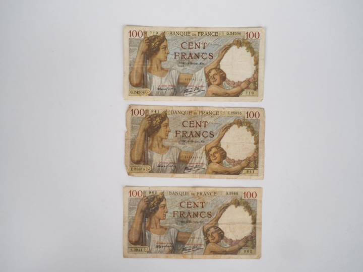 5 billets dont 500 francs, 50 francs et 100 francs.