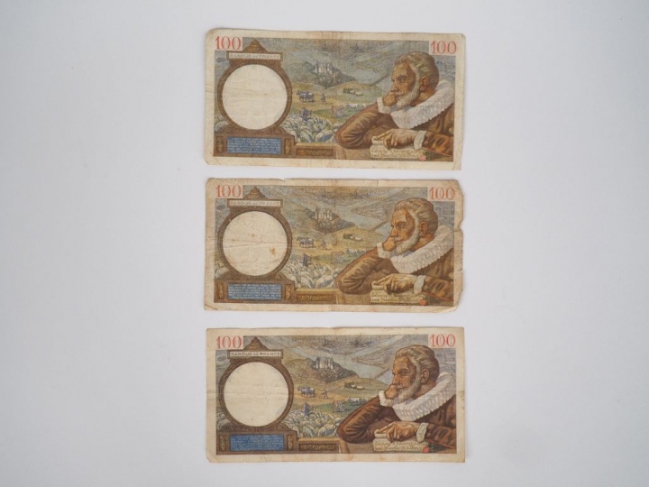 5 billets dont 500 francs, 50 francs et 100 francs.