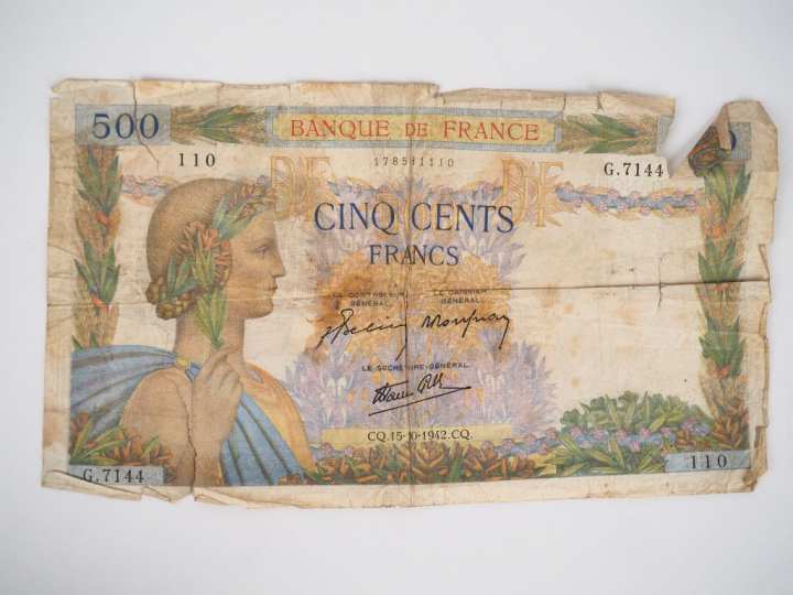 5 billets dont 500 francs, 50 francs et 100 francs.