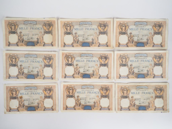 9 billets de 1000 francs.