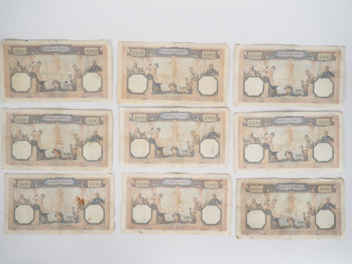 9 billets de 1000 francs.