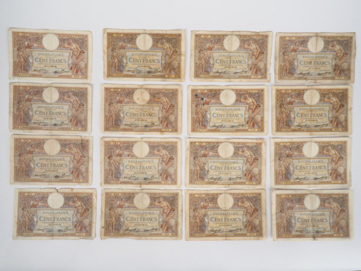Ensemble de 41 billets de 100 francs anciens.