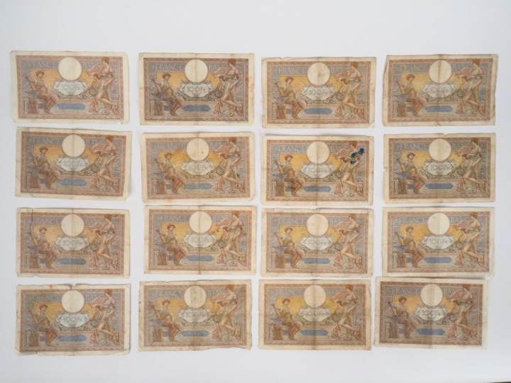 Ensemble de 41 billets de 100 francs anciens.
