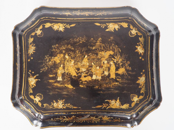Coffret à jeux Napoléon III de style Extrême-orient en bois laqué à dé
