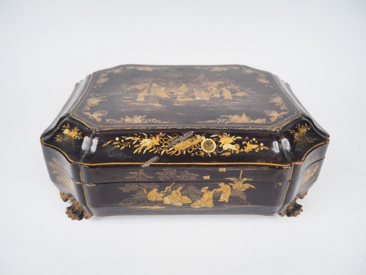 Coffret à jeux Napoléon III de style Extrême-orient en bois laqué à dé