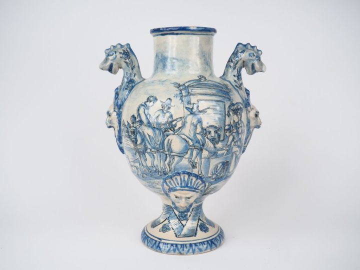 Fontaine XIXème en faïence italienne à décor en camaïeu bleu d'une scè