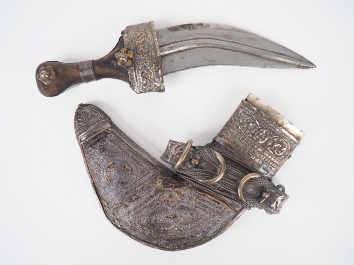 Couteau oriental et son fourreau en bois, métal et argent bas titre ét