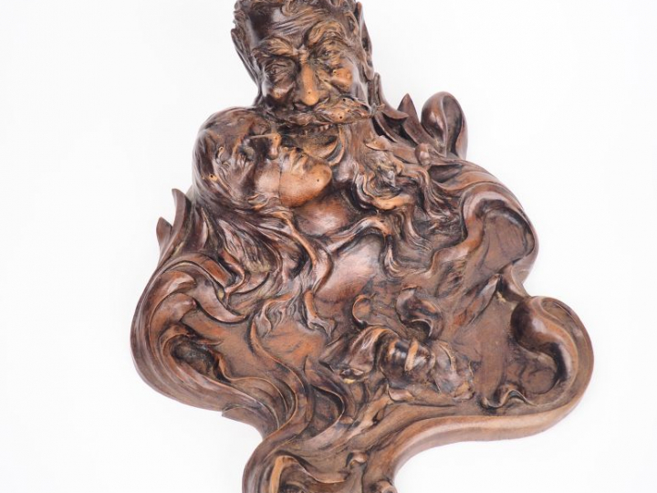 Ecole française 1900. "Satyre et bacchante".  Sculpture en noyer sculp