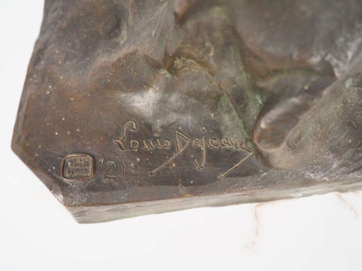 Louis DEJEAN. "Le modèle". Sculpture en bronze à patine brune. Signée 