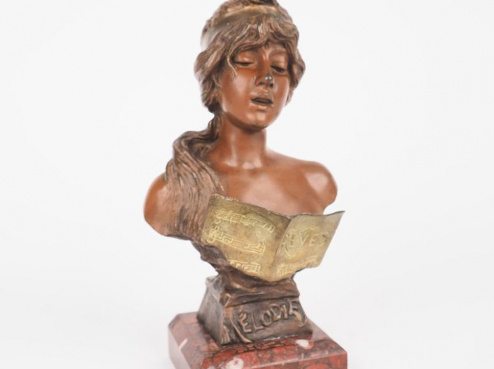 E. VILLANIS. "Mélodie". Sujet en bronze double patine, socle en marbre