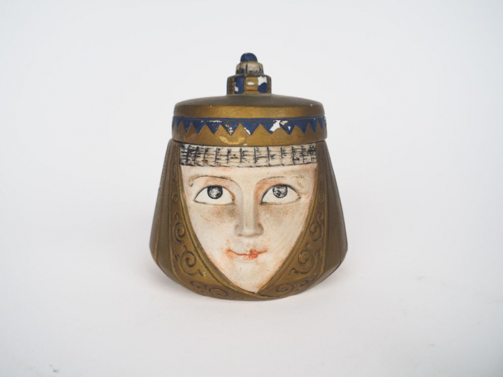 Pot couvert en biscuit polychrome à décor d'orientale. Dim. 10,5 x 9,5