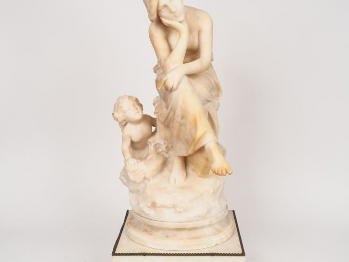 Carlo PITTALUGA. "Jeune fille et amour". Groupe en albâtre sculpté. Si