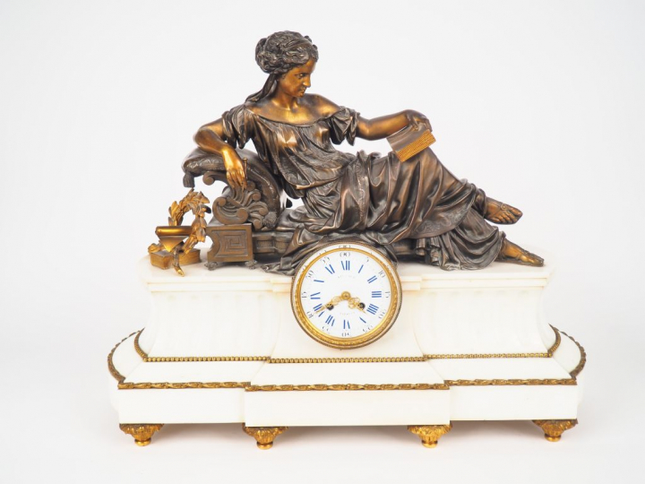 Pendule Napoléon III de style Louis XVI en marbre blanc et bronze, cad