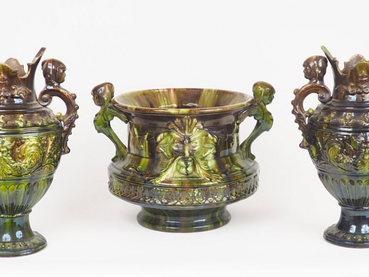 Garniture Napoléon III en barbotine verte à décor de faunes, de mascar