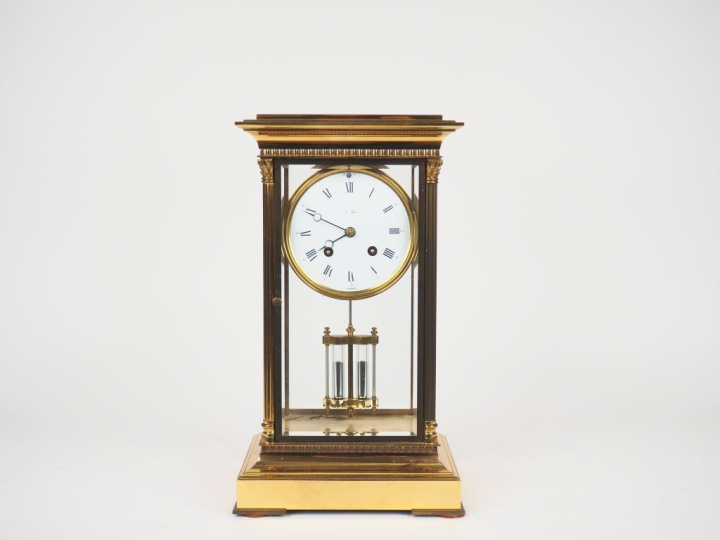 Pendule cage XIXème de style Louis XVI en verre et métal, à décor de d