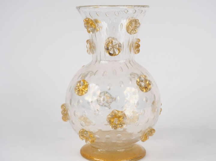 Vase en verre soufflé de Murano à décor de fleurs dorées en cabochon. 