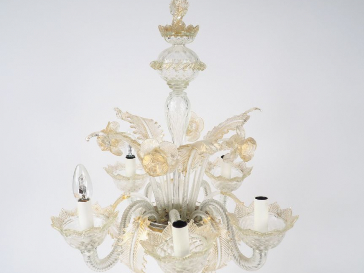Grand chandelier en verre translucide de Murano pailleté d'or à décor 