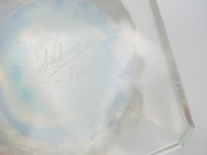 SABINO à Paris. Vase en verre opalescent et translucide à décor de moi