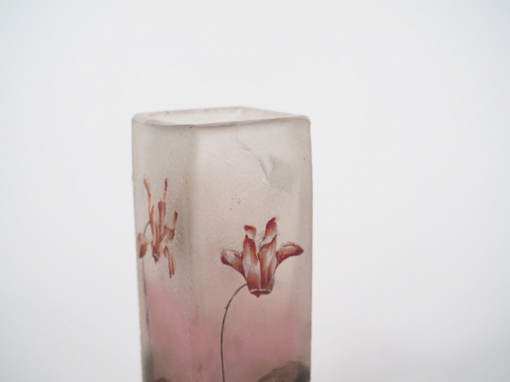 DAUM Nancy. Vase miniature en verre  à décor gravé et émaillé de cycla