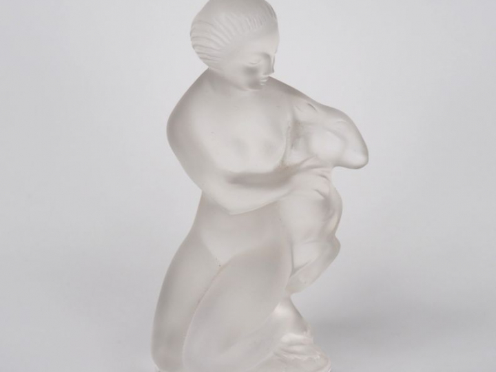 LALIQUE France. "Jeune fille et sa chêvre". Sujet en verre sablé. Sign