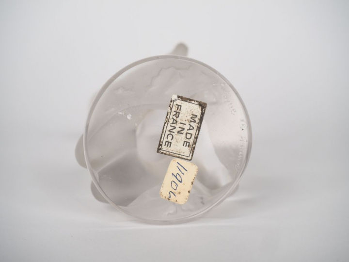 LALIQUE France. "Jeune fille et sa chêvre". Sujet en verre sablé. Sign