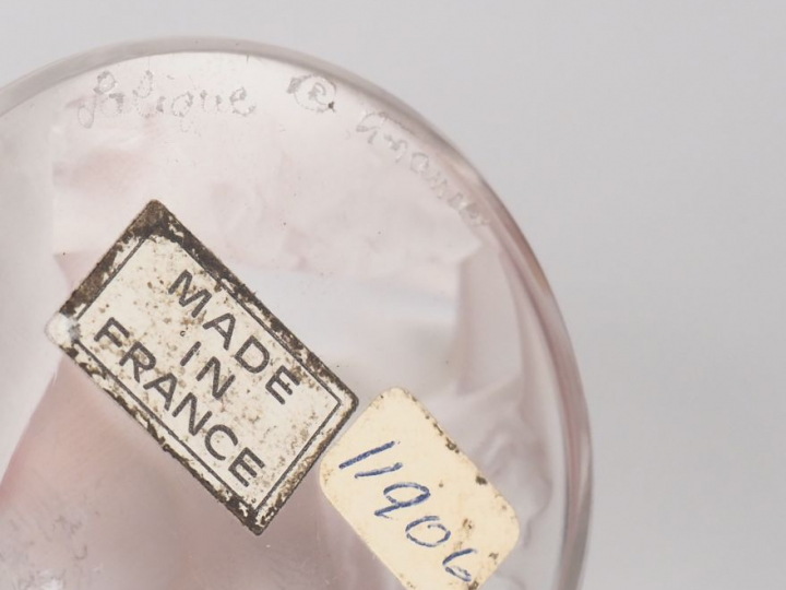 LALIQUE France. "Jeune fille et sa chêvre". Sujet en verre sablé. Sign