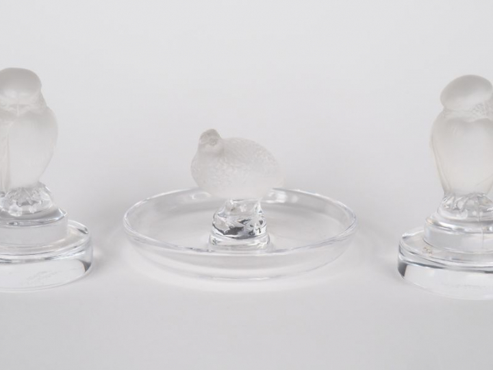 LALIQUE France. Paire de presse papiers en verre sablé à décor de moin