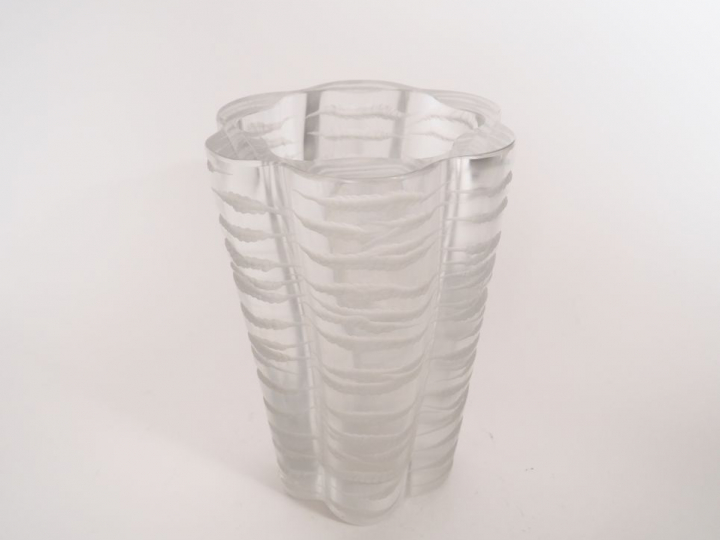 Marc LALIQUE. Vase en cristal poli de forme polylobée. H. 29,5 cm. (pe