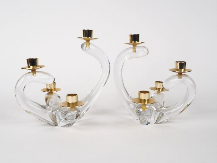 SCHNEIDER. Paire de bougeoirs de table en cristal et métal doré éclair