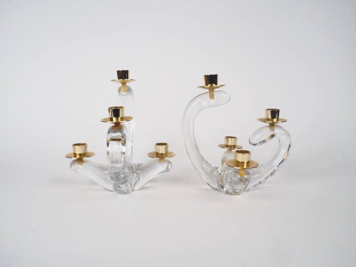 SCHNEIDER. Paire de bougeoirs de table en cristal et métal doré éclair