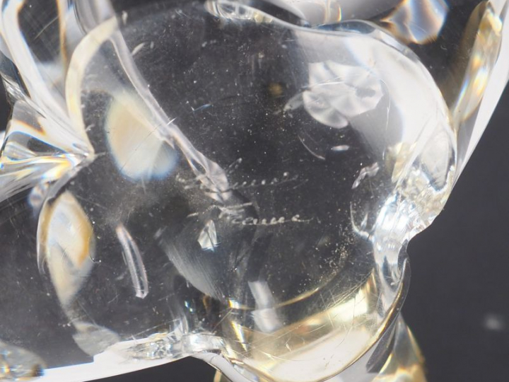 SCHNEIDER. Paire de bougeoirs de table en cristal et métal doré éclair