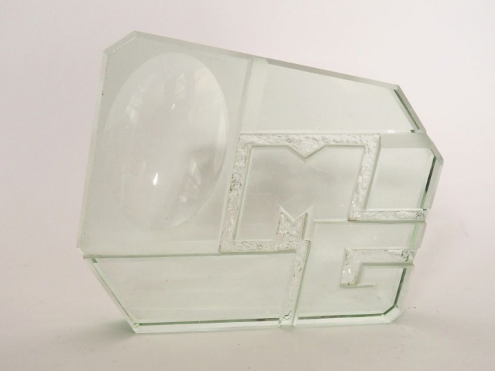 Aristide COLOTTE à Nancy. Accessoire de bureau en verre taillé à la ro