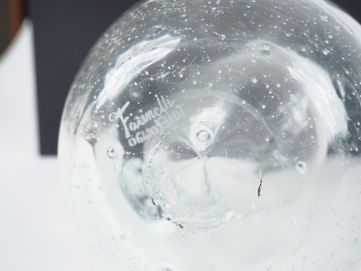 FARINELLI pour BIOT. Carafe à orangeade en verre soufflé. Signée. On y