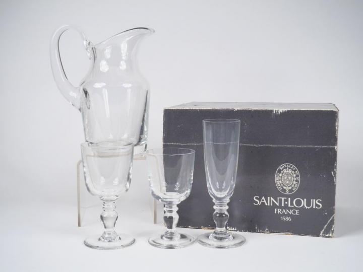 SAINT LOUIS. Partie de service de verres en cristal dans leur coffret.